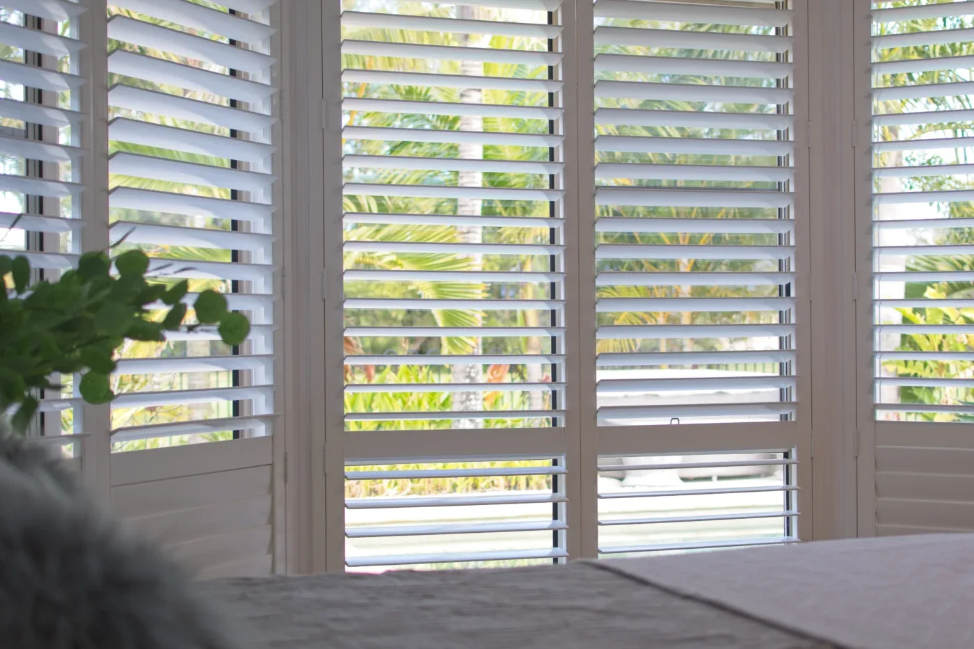 Motorized shutter louvers tilting in unison
