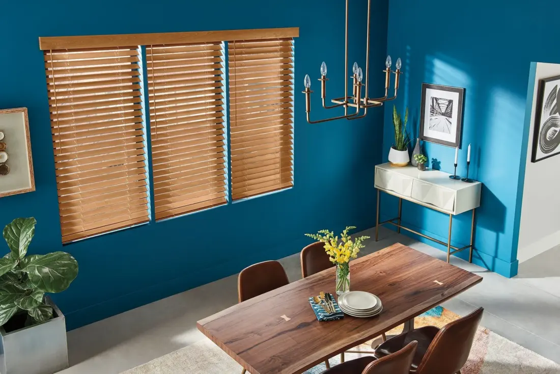 Modern Fountain Hills dining room with first-class horizontal window blinds, plush seating, accent décor, wide windows, and warm natural sunlight filtering throughout.